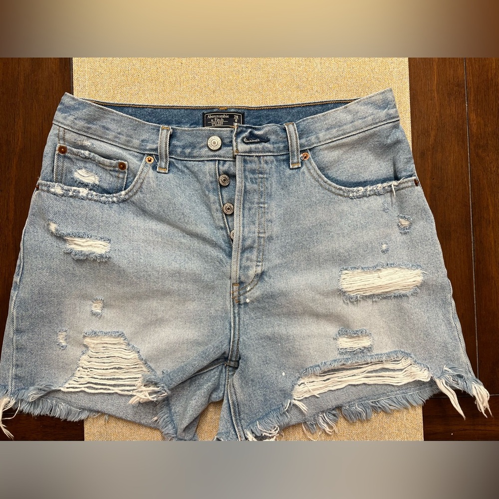 ❤️Abercrombie & Fitch High Rise 4in short Distressed Denim Shorts.